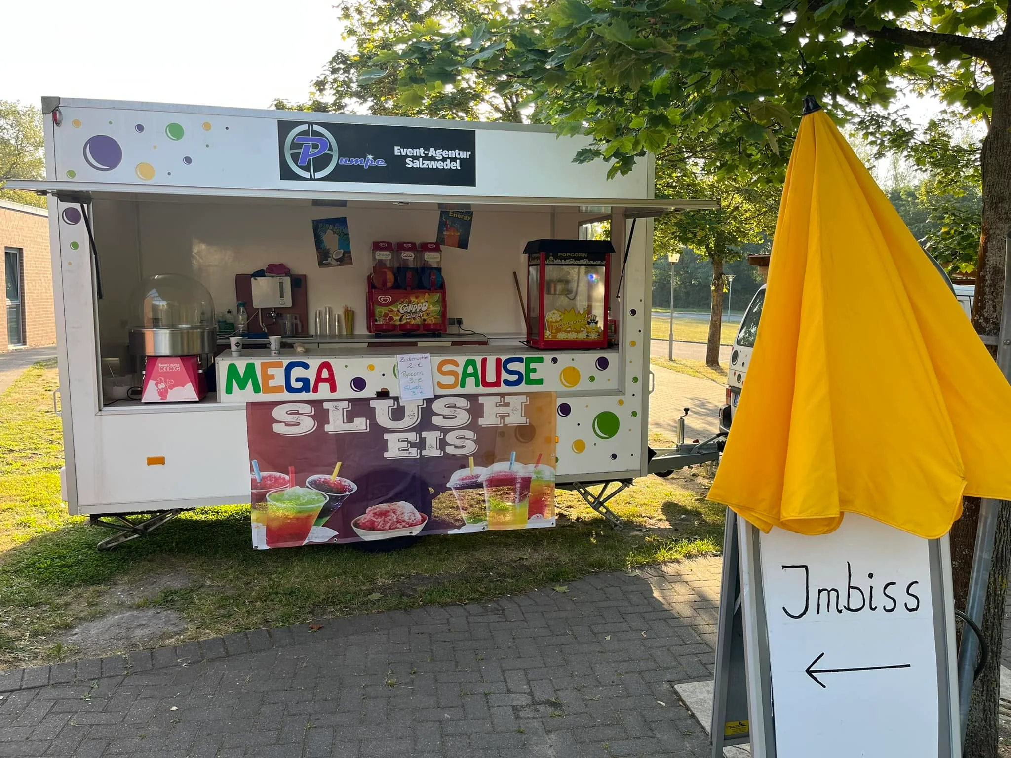 Candywagen der Pumpe mit Popcorn-, Zuckerwatte- und Slush-Angebot