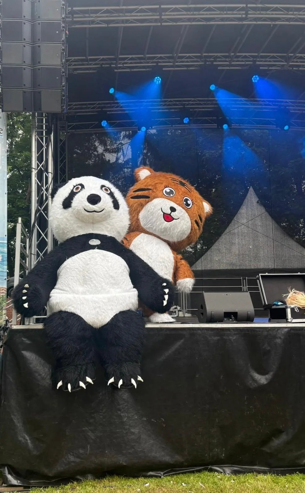 Tapsi der Panda und Tigsy die Tigerin gemeinsam auf einer Bühne